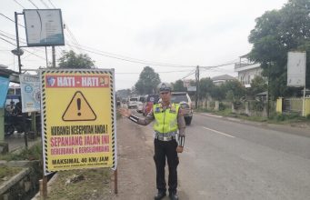 Polisi Rekayasa Lalin di Jalinbar Pringsewu Pasca Amblesnya Gorong-Gorong
