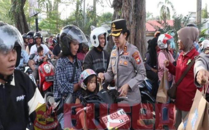 Polres Karimun Perkuat Kedekatan dengan Masyarakat Lewat Berbagi Takjil Ramadhan