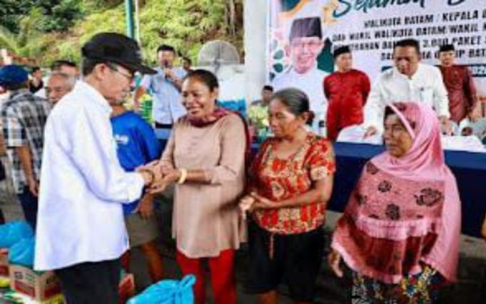 Amsakar Achmad Salurkan 3.800 Paket Sembako di Batam, Bakti Sosial Utama Group Bantu Tekan Inflasi Jelang Lebaran
