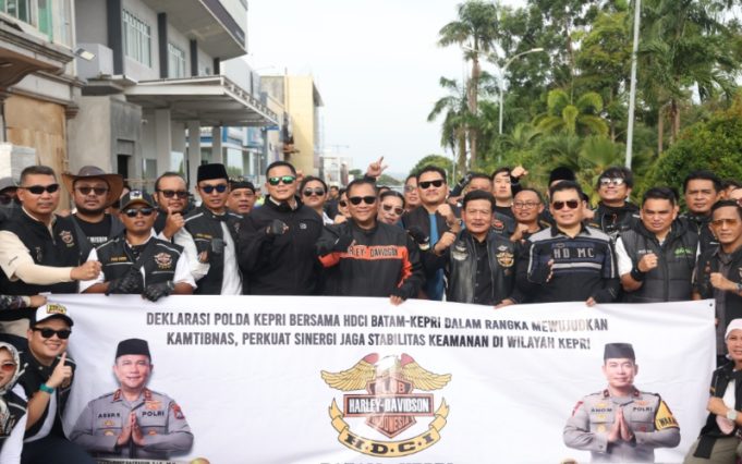 Kapolda Kepri Bersama HDCI Batam–Kepri Bagikan Helm dan Takjil kepada Pengendara di Batam