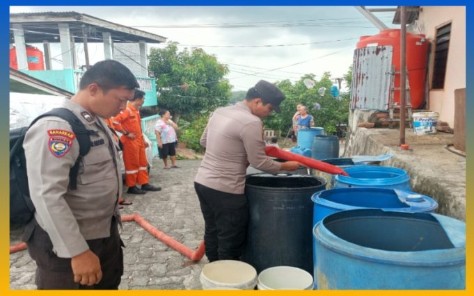 Polsek Tanjungpinang Barat Bersama BPBD Salurkan Air Bersih untuk Warga Terdampak Krisis di Jalan Puncak