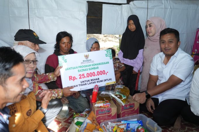 Rumah Nyaris Roboh di Nagari Koto Laweh, Keluarga Terima Bantuan Rp 25 Juta