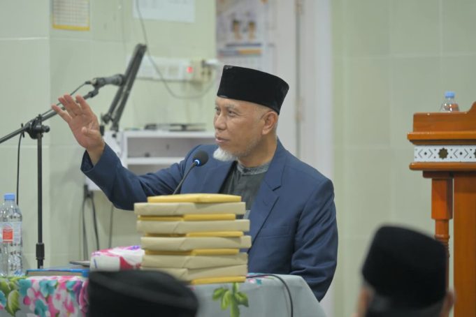 Safari Ramadan di Kota Solok, Mahyeldi Serahkan Bantuan – Dorong Peran Masyarakat Bina Generasi