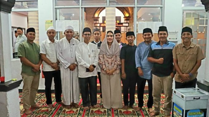 Bupati – Wabup Karimun Hadir Buka Puasa Bersama di Masjid Darul Jannah Teluk Air Karimun