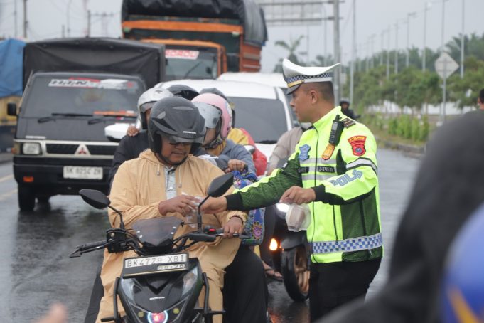 Bagikan Takjil, Wakapolres Sergai Himbau Keselamatan Berkendara