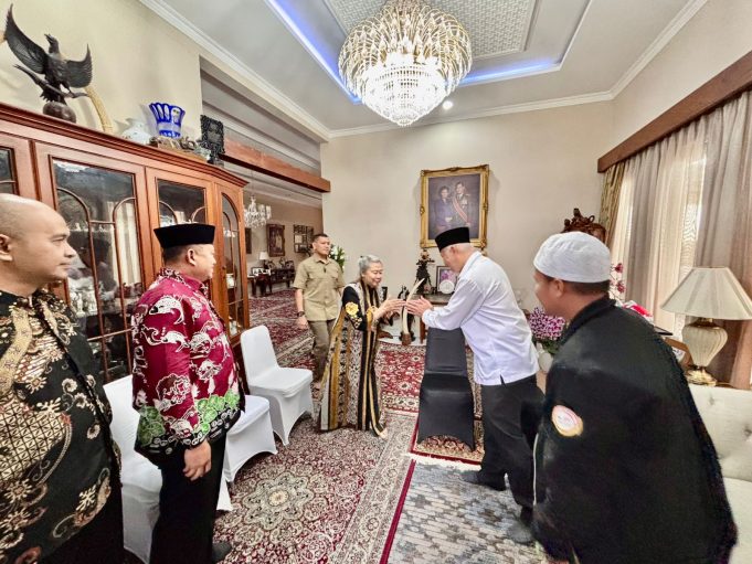 Gubernur Sumbar Takziah ke Rumah Duka Jenderal TNI (Purn) Try Sutrisno