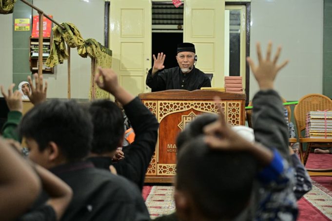 Subuh Mubarakah di Padang Panjang, Mahyeldi : Umat Tingkatkan Iman – Raih Keberkahan Ramadan