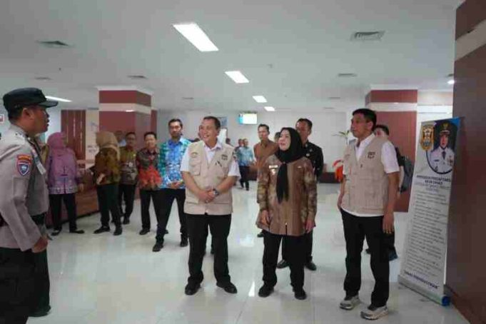 Terapkan 20% WFH, Eva Dwiana Dampingi Wamendagri Sidak Pelayanan Publik