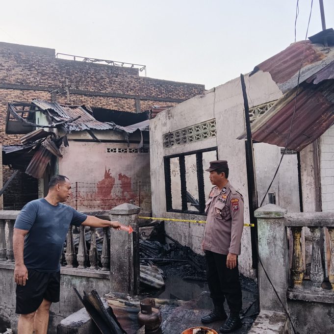Polsek Perbaungan Cek Lokasi Kebakaran Rumah di Simpang Tiga Pekan