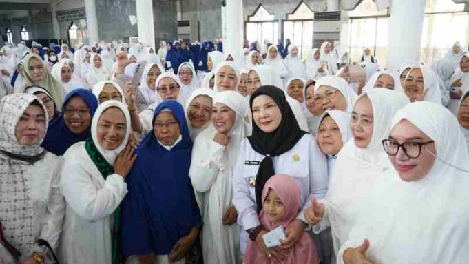 Lepas Jemaah Haji, Ini Pesan Bunda Eva