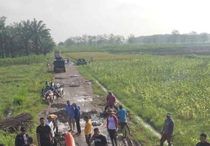 Jalan Poros Penghubung Desa Negara Nabung – Sukadana Ilir – Bumi Ayu Kian Memperihatinkan