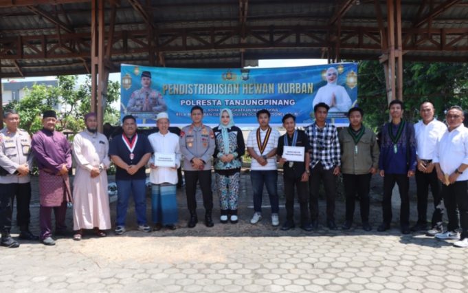 Polresta Tanjungpinang Distribusikan 14 Sapi dan 7 Kambing Kurban untuk Masjid dan Ponpes