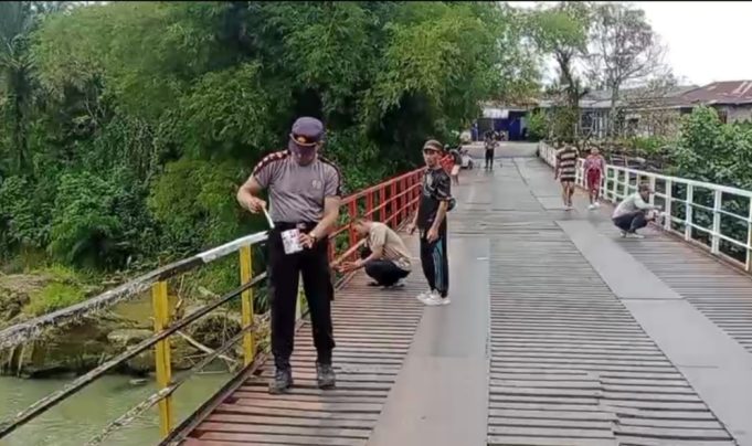 Kapolsek Kotarih Pimpin Langsung Perbaikan Jembatan Penghubung Antar Kabupaten