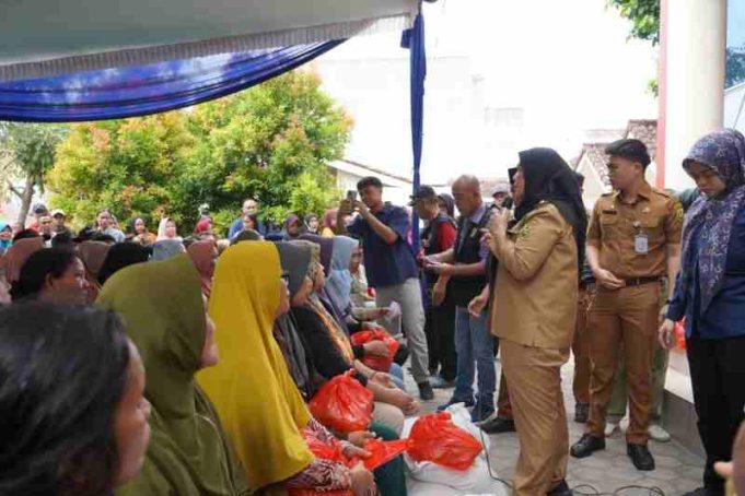 Wali Kota Bandar Lampung Salurkan Bantuan Beras kepada Puluhan Ribu KPM
