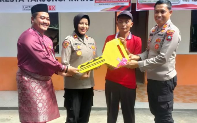 Dalam Rangka HUT Bhayangkara ke-80, Kapolsek Tanjungpinang Timur Serahkan Kunci Rumah Layak Huni kepada Abdul Aziz