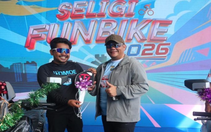 Kapolda Kepri Pimpin Car Free Day, Sepeda Santai dan Bakti Sosial Hari Bhayangkara ke-80, Bagikan 1.000 Paket Bansos di Batam