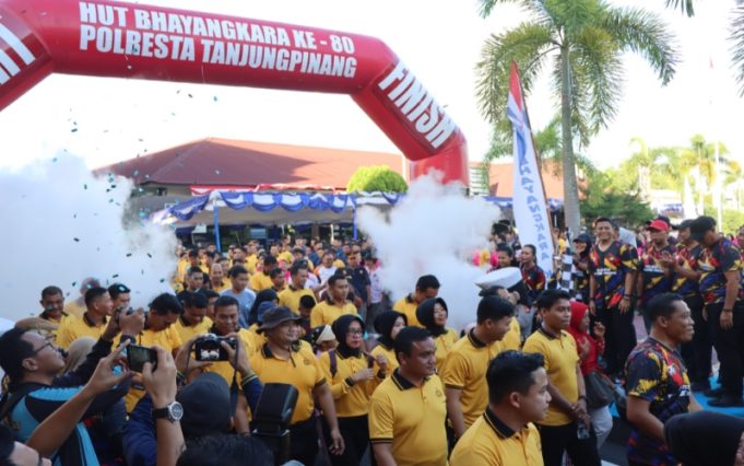 Hari Bhayangkara ke-80, Kapolresta Tanjungpinang Lepas Ribuan Peserta Fun Walk, Hadiah Motor dan Umrah Meriahkan Acara