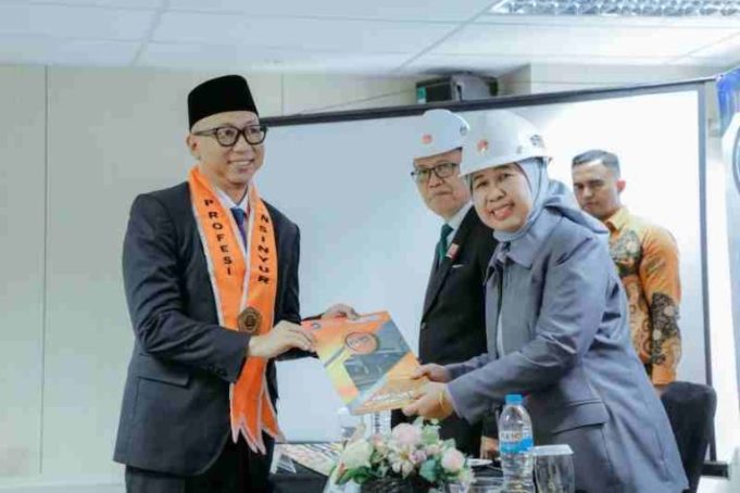 Gubernur Mirza Raih Predikat Lulusan Terbaik Program Profesi Insinyur FT Unila Periode April 2026
