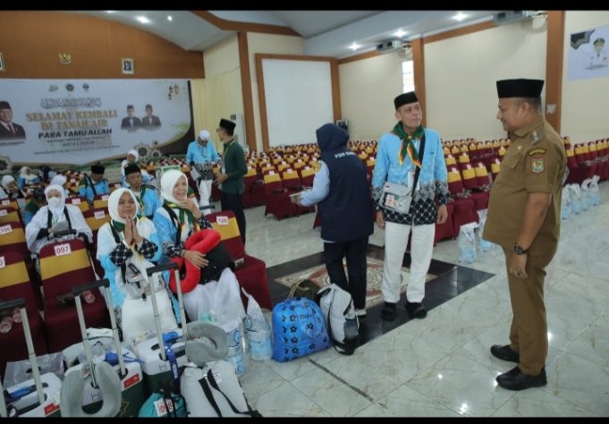 Wakil Bupati Asahan Sambut Kepulangan Jamaah Haji Kloter 7 di Asrama Haji Medan