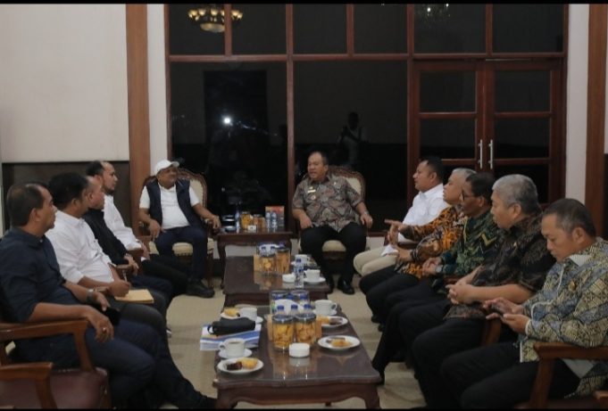 Bupati Asahan Serahkan Bantuan Keuangan Rp 30 Miliar Untuk Percepatan Pemulihan Pasca Bencana Kabupaten Bireuen