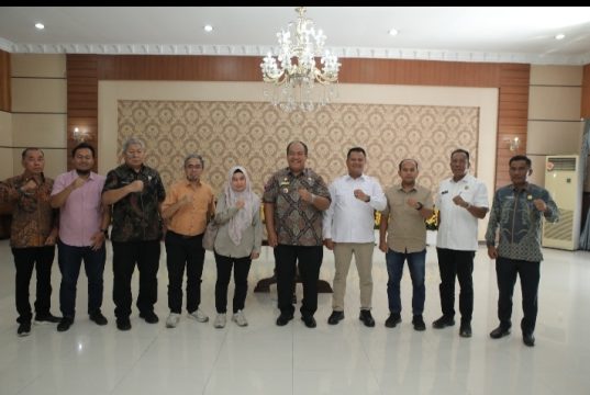 BUPATI ASAHAN TERIMA KUNJUNGAN PLN UP3 RANTAU PRAPAT, BAHAS PEMBANGUNAN JARINGAN LISTRIK DI SEI KEPAYANG
