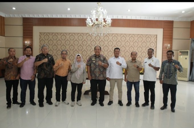 BUPATI ASAHAN TERIMA KUNJUNGAN PLN UP3 RANTAU PRAPAT, BAHAS PEMBANGUNAN JARINGAN LISTRIK DI SEI KEPAYANG