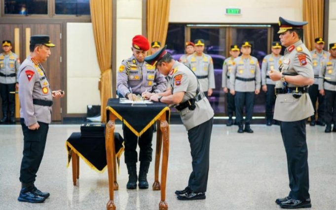 Kapolri Pimpin Sertijab Enam Kapolda, Mutasi Polri Perkuat Regenerasi Kepemimpinan dan Pelayanan Masyarakat