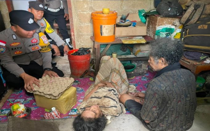 Polres Bintan Salurkan Bantuan Sembako untuk Pasangan Lansia, Kapolres Bergerak Cepat Usai Viral di Media Sosial