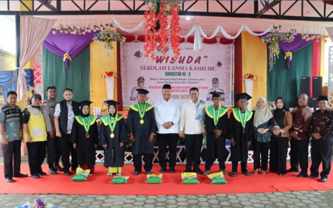 Sekda Bintan Hadiri Wisudakan 34 Angkatan Kedua Sekolah Lansia