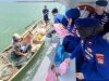 Satpolairud Polresta Tanjungpinang Salurkan 20 Paket Bansos kepada Masyarakat Pesisir, Program Jumat Berkah Perkuat Kedekatan Polri