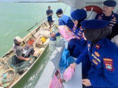 Satpolairud Polresta Tanjungpinang Salurkan 20 Paket Bansos kepada Masyarakat Pesisir, Program Jumat Berkah Perkuat Kedekatan Polri