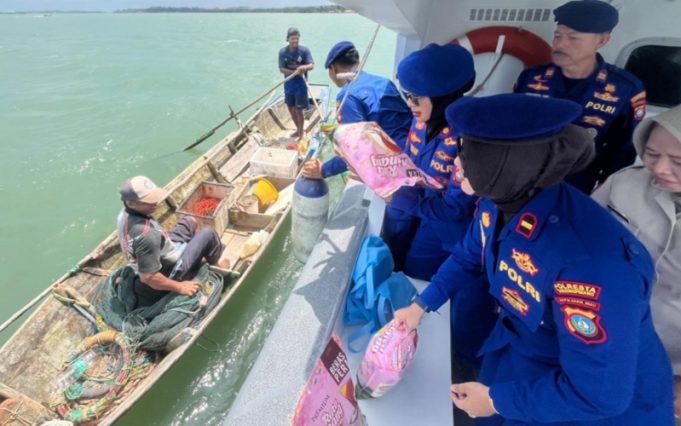 Satpolairud Polresta Tanjungpinang Salurkan 20 Paket Bansos kepada Masyarakat Pesisir, Program Jumat Berkah Perkuat Kedekatan Polri