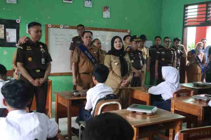 Wali Kota Bandar Lampung Dampingi Kajati Danang Suryo Wibowo Meninjau Program MBG di SDN 1 Way Lunik dan SMPN 37 Bandar Lampung