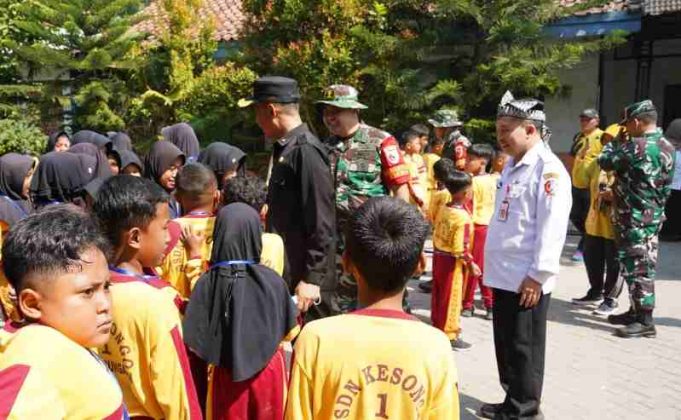 Sapa Hangat Satgas TMMD 129 Bojonegoro, Siswa SDN Kesongo Antusias Sambut Personel TNI