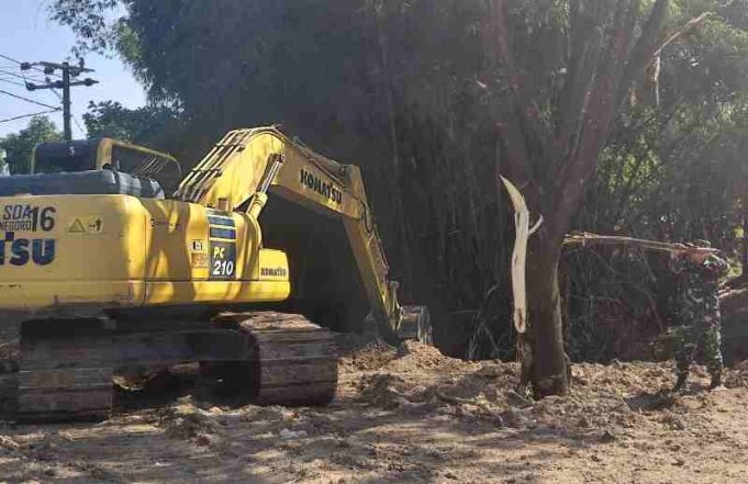 TMMD 129 Bojonegoro Bergerak, Sungai Kesongo Kedungadem Diperdalam untuk Cegah Hambatan Aliran