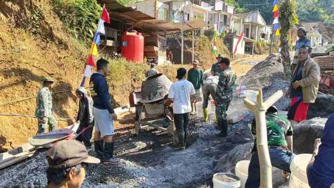 Satgas dan Warga Gotong-Royong Angkut Material Pengecoran Jalan