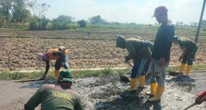 Usai Dibongkar Paving Lama, Jalan Dusun Mundu Dicor Satgas TMMD 129 Bojonegoro