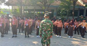 Bentuk Karakter Sejak Dini, Satgas TMMD 129 Bojonegoro Latih Baris Berbaris Siswa SD