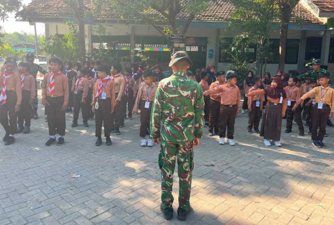 Bentuk Karakter Sejak Dini, Satgas TMMD 129 Bojonegoro Latih Baris Berbaris Siswa SD