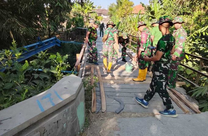Permudah Akses Masyarakat, Satgas TMMD 129 Bojonegoro Bangun Jembatan Dusun Mundu