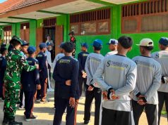 Satgas TMMD 129 Bojonegoro Tanamkan Disiplin, Cinta Tanah Air dengan Pelatihan PBB Siswa SMP Satu Atap
