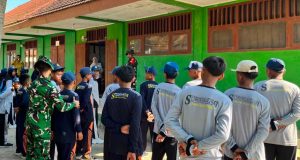 Satgas TMMD 129 Bojonegoro Tanamkan Disiplin, Cinta Tanah Air dengan Pelatihan PBB Siswa SMP Satu Atap