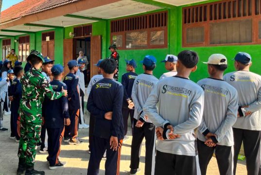 Satgas TMMD 129 Bojonegoro Tanamkan Disiplin, Cinta Tanah Air dengan Pelatihan PBB Siswa SMP Satu Atap