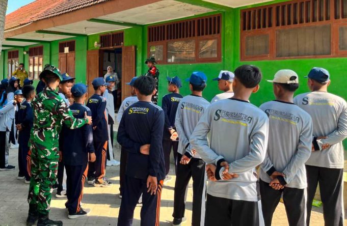 Satgas TMMD 129 Bojonegoro Tanamkan Disiplin, Cinta Tanah Air dengan Pelatihan PBB Siswa SMP Satu Atap