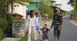 Bikin Adem, Kehadiran Satgas TMMD 129 Bojonegoro Jadi “Kakak Baru” Anak Desa Kesongo