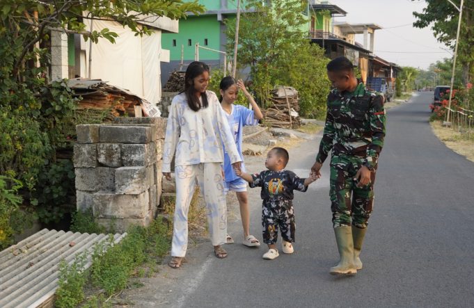 Bikin Adem, Kehadiran Satgas TMMD 129 Bojonegoro Jadi “Kakak Baru” Anak Desa Kesongo