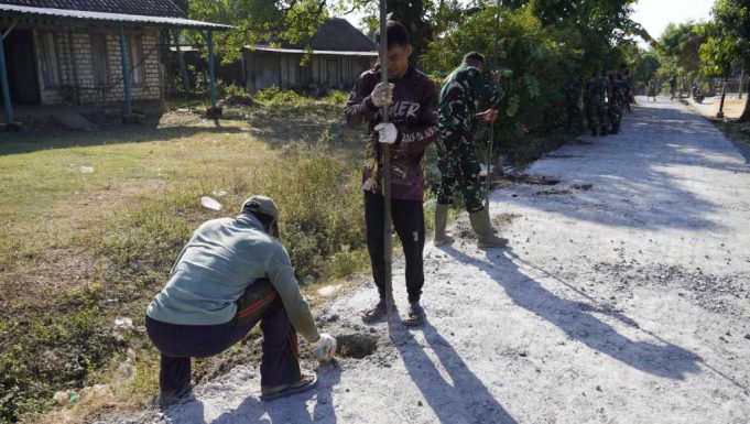 TMMD 129 Bojonegoro, Keringat Bersama di Balik Kokohnya Jalan Cor Beton Kedungpandan