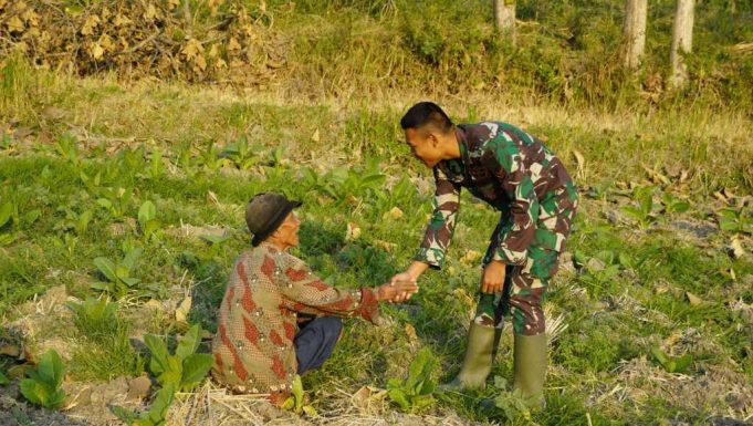 Sapa dengan Hati di Tengah Ladang, Satgas TMMD 129 Bojonegoro Rajut Kemanunggalan TNI