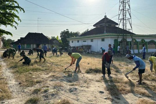 Jejak Bakti Satgas TMMD 129 Bojonegoro, Halaman Masjid Dusun Krebet Bersih – Nyaman untuk Ibadah