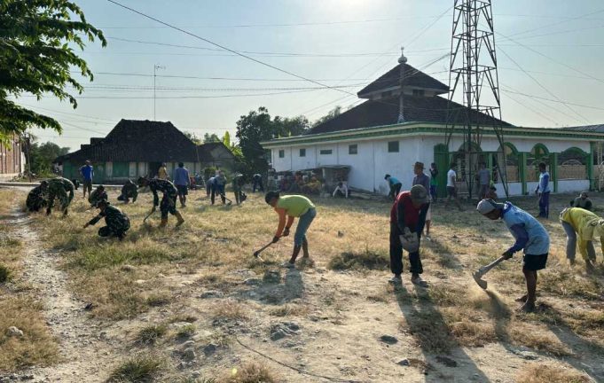 Jejak Bakti Satgas TMMD 129 Bojonegoro, Halaman Masjid Dusun Krebet Bersih – Nyaman untuk Ibadah